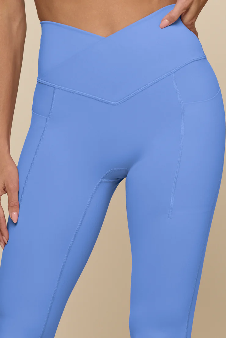 Crisscross Hourglass® Flared Legging with Pockets - Nordic Blue - Pilt 6